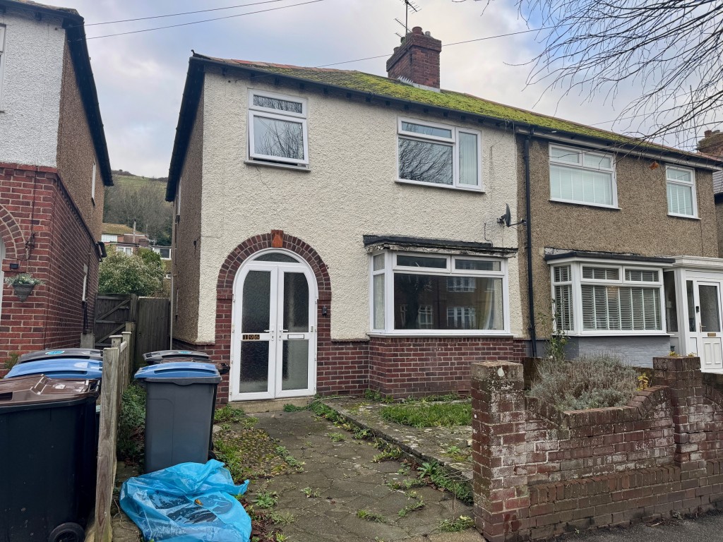 Lot: 150 - THREE-BEDROOM SEMI-DETACHED HOUSE FOR IMPROVEMENT - Front of property